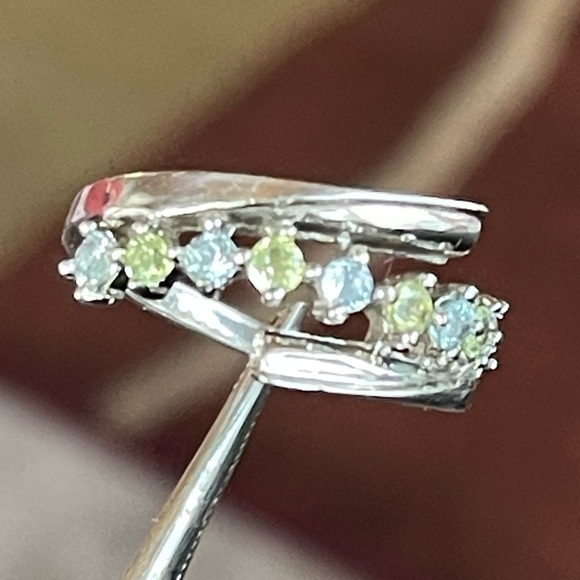 Prong Set Aquamarine and Peridot Signed 925 Bypass Ring - Picture 5 of 15